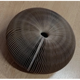 Zolux Chatouille Drapka tekturowa składana z piłką i kocimiętką